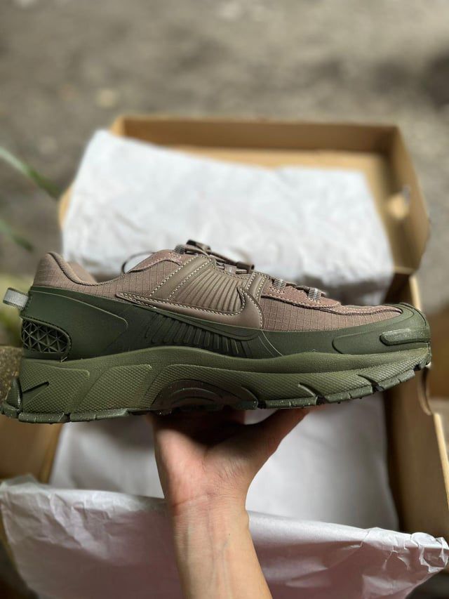 NIKE ZOOM VOMERO 5 ROAM ARMY GREEN